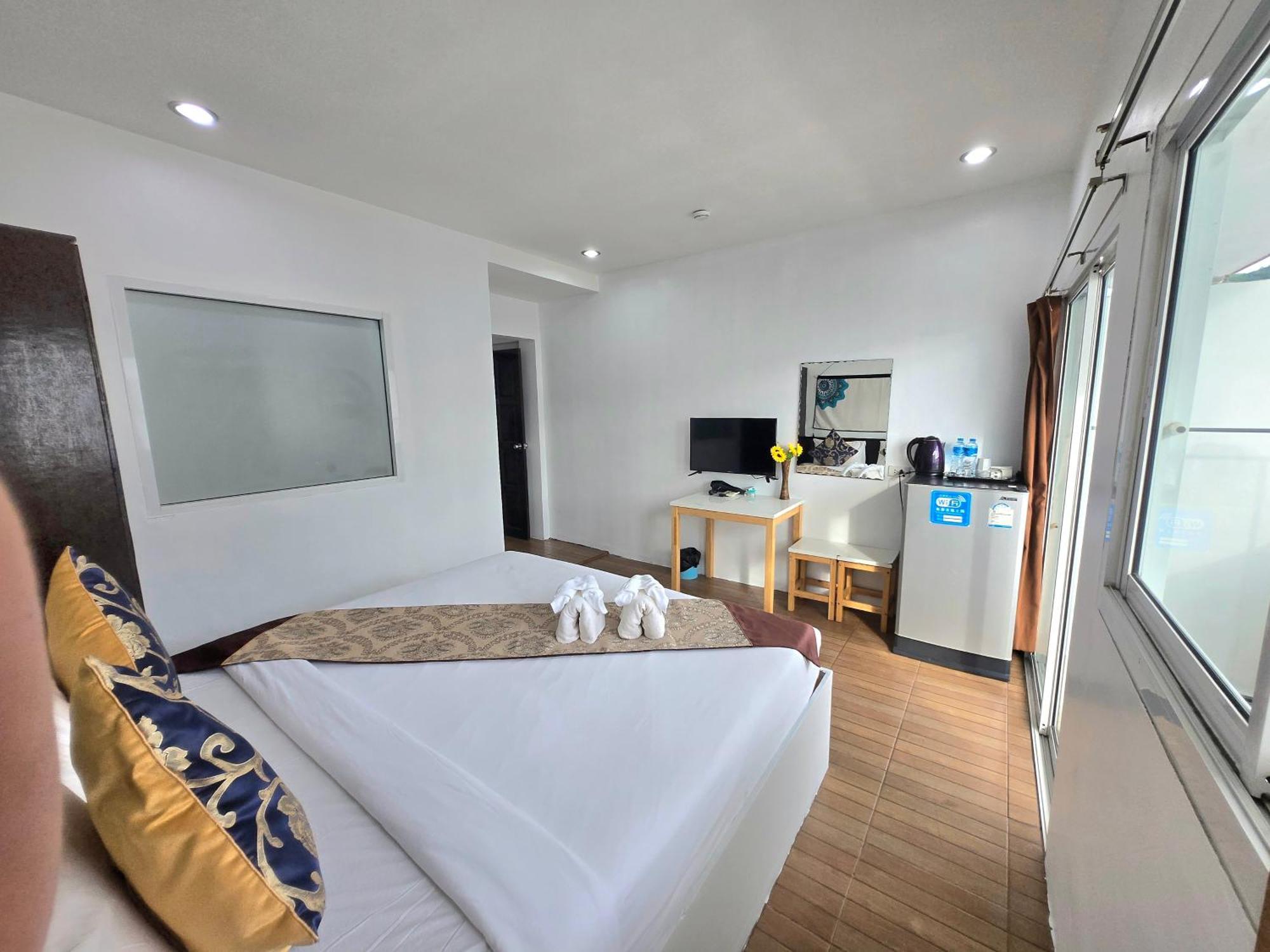 Happy 99 Guest House Patong Bagian luar foto