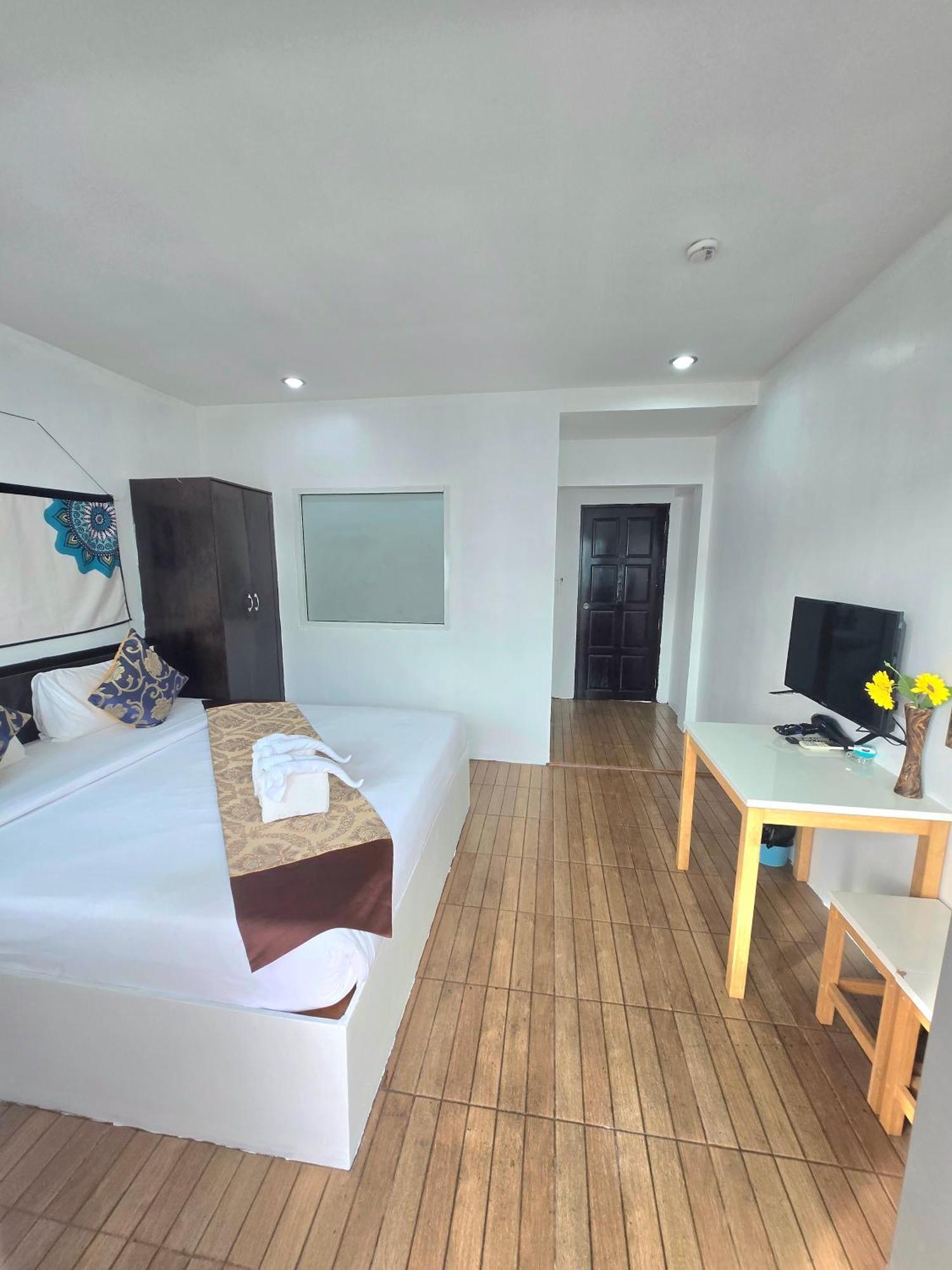 Happy 99 Guest House Patong Bagian luar foto