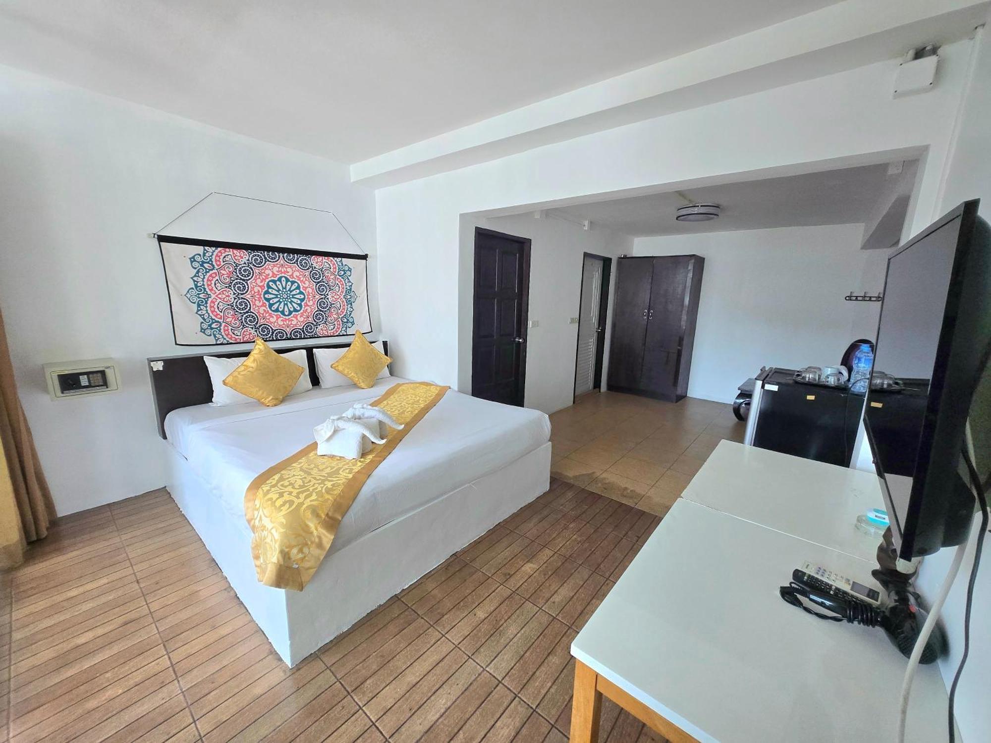 Happy 99 Guest House Patong Bagian luar foto